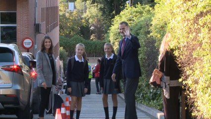 El look más casual de Letizia para la 'vuelta al cole' de sus hijas
