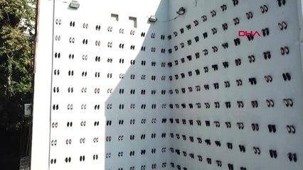 Kadın cinayetlerine dikkat çekmek için duvarda 440 çift ayakkabı