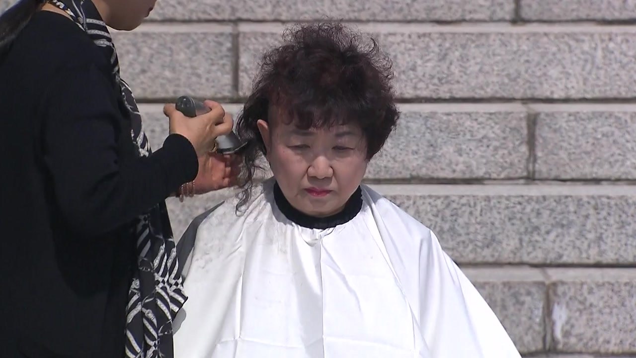 한국당 박인숙도 삭발..."조국 해임하고 국민께 사과하라" / YTN