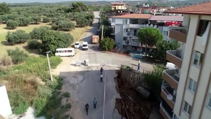 İzmir'de istinat duvarı yıkılan apartman boşaltıldı, ekipler inceleme başlattı
