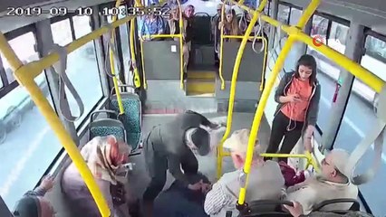 Kadının çırpınışlarına dayanamadı, yolcu dolu otobüsle yönünü hastaneye çevirdi
