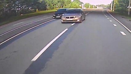Deux idiots font la course et slaloment entre les voitures jusqu'à ce qu'un des deux se crash