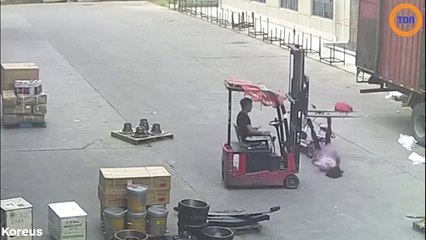 Face à ce chariot élévateur, cette femme ne peut rien faire !