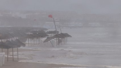 El temporal de lluvia y viento se deja notar en las playas de Valencia