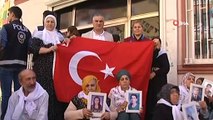 HDP il binasının önünde  eylem yapan aileler ve STK temsilcileri Türk bayrağı açtı