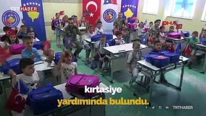 Türk askeri, Kosovalı öğrencilerin yüzünü güldürdü