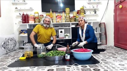 Eşiyle birlikte evde turşu işine girdi, siparişlere yetişemiyor