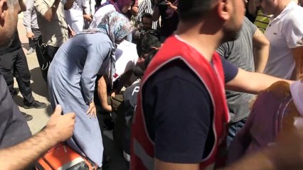 Oturma eylemi yaparken babasının ölüm haberini aldı - DİYARBAKIR