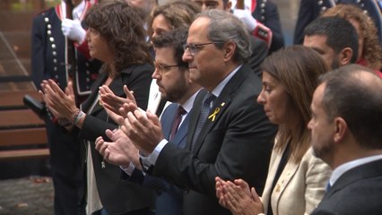 El himno de España irrumpe en la ofrenda floral del Govern