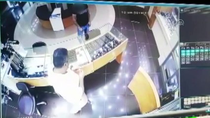 Kuyumcudan hırsızlık anı güvenlik kamerasında - ANTALYA