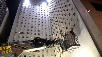 Kadın cinayetlerine dikkat çekmek için 440 topuklu ayakkabıyı duvarda sergiledi