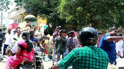 மாட்டு வண்டியில் திருமண மண்டபத்துக்கு அழைத்து வரப்பட்ட மாப்பிள்ளை-வீடியோ