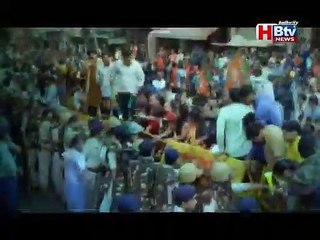 भाजपा ने कलेक्टोरेट पर प्रदर्शन में तोड़े बैरिकेड, लहराया बल्ला