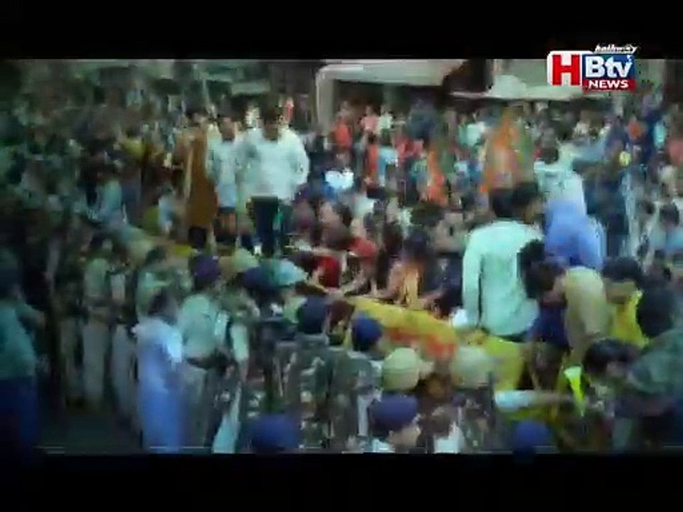 भाजपा ने कलेक्टोरेट पर प्रदर्शन में तोड़े बैरिकेड, लहराया बल्ला