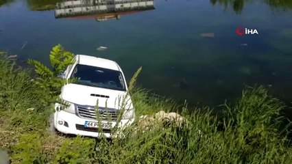 El freni çekilmeyen kamyonet inşaat çukurundaki göle düştü