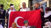Trabzon Şehit Aileleri Derneği HDP önünde Türk bayrağı açtı