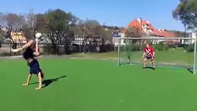 Cet homme réussit à marquer un but d'une façon très impressionnante