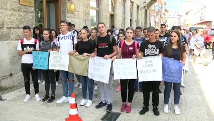 Srebrenitsa kurbanları için anma yürüyüşü - MOSTAR