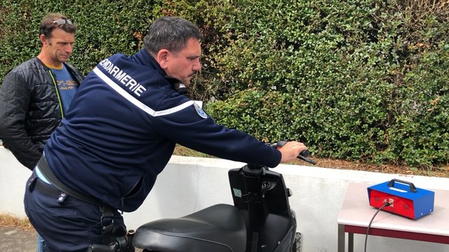 Les gendarmes contrôlent le débridage des cyclos