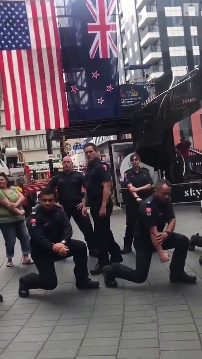 Yeni Zelandalı itfaiyeciler ölen ekip arkadaşları için 'Haka dansı' yaptı