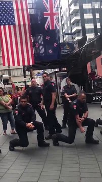 Yeni Zelandalı itfaiyeciler ölen ekip arkadaşları için 'Haka dansı' yaptı