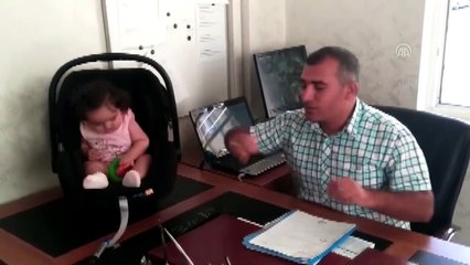 Okul müdürü dersler aksamasın diye öğretmenin çocuğuna bakıyor - ŞANLIURFA