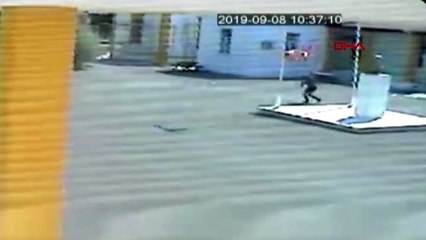 Kktc polisi, okuldaki türk bayrağını indiren rum'u arıyor