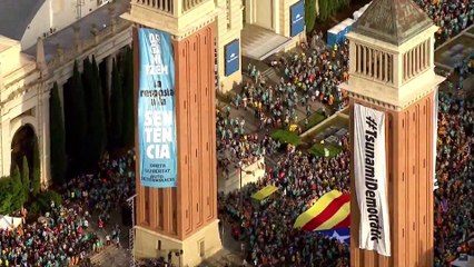 Tsunami Democràtic desplega una pancarta a plaça d'Espanya