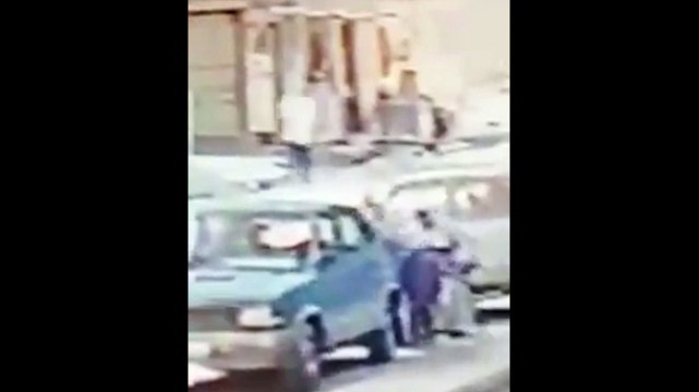 شاهد لحظة سقوط ميكروباص من أعلى محور صفط