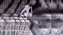 Onlarca şeftali kasasının altında kaldı: O anlar kamerada