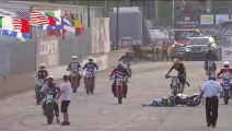 Un pilote chute avant le départ d'une course de motos