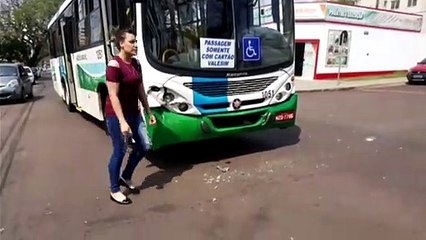 Acidente envolve carro e ônibus no centro de Cascavel