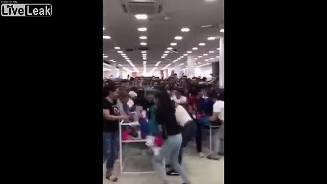 Soldes en Russie : ces femmes s'arrachent les vêtements !