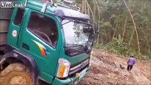 Meilleur conducteur ! Il manie son camion dans 1m de boue !