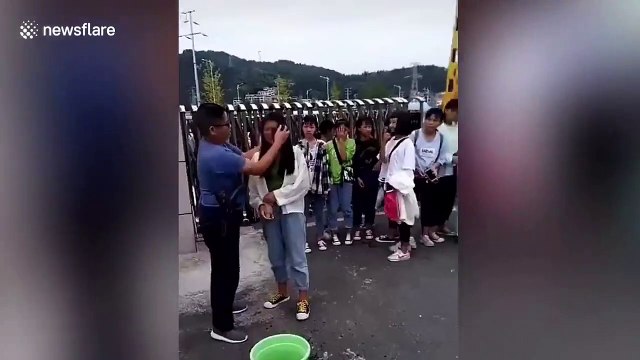 Ce prof nettoie le maquillage des filles à l'entrée du lycée en Chine !