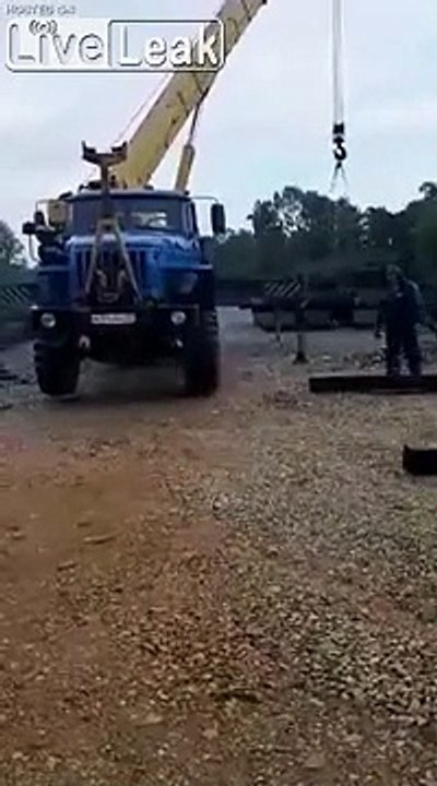 Lentement, ce camion grue s'effondre sous le poids de son chargement !