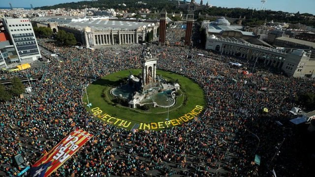 İspanya'da ayrılıkçı 12 Katalan siyasetçiyle ilgili son karar öncesi, dev bir gösteri düzenlendi