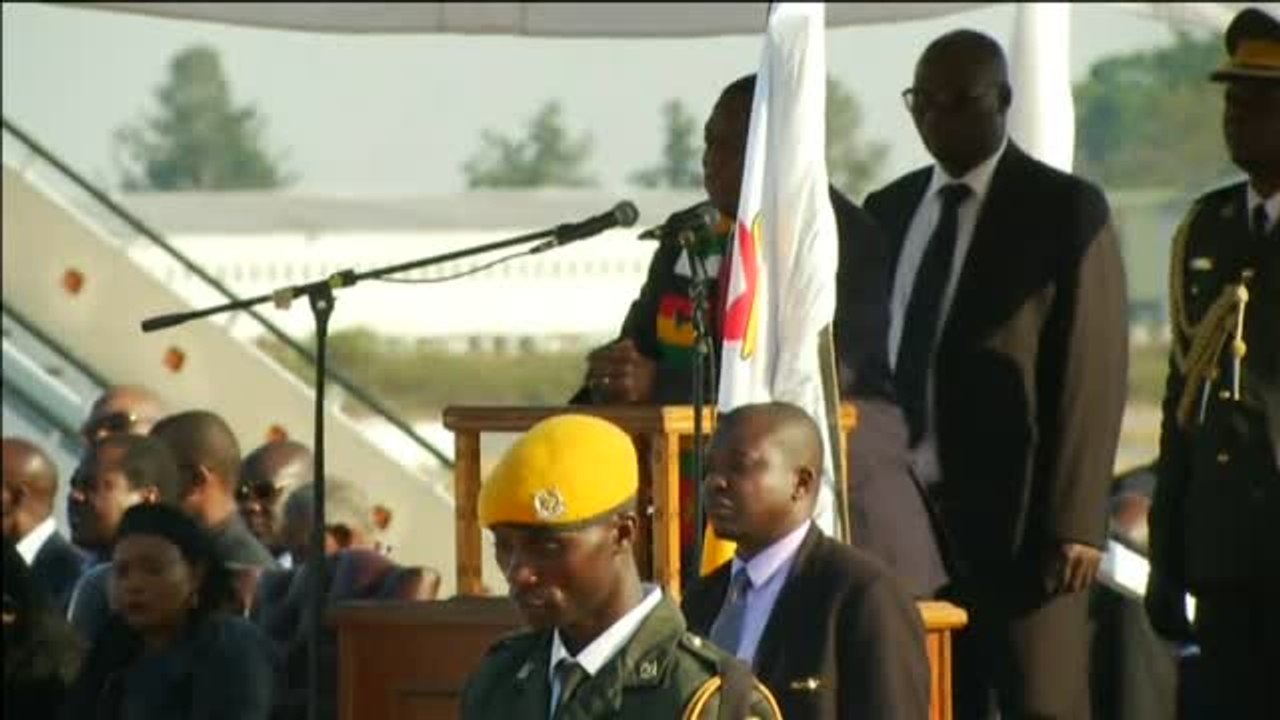 El féretro de Robert Mugabe llega a Zimbaue