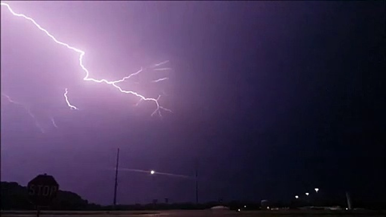 L'éclair qu'il va filmer pendant un orage est magnifique et impressionnant