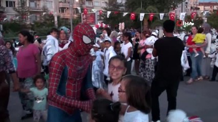 "SpiderRoman"...Sosyal medyanın yeni fenomeni, Roman havası oynayan 'Örümcek Adam' İhlas Haber...