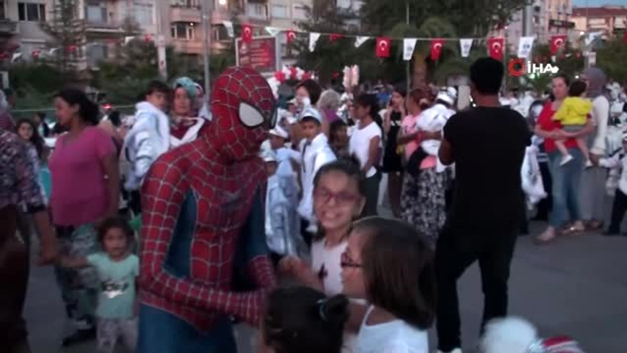 "SpiderRoman"...Sosyal medyanın yeni fenomeni, Roman havası oynayan 'Örümcek Adam' İhlas Haber...