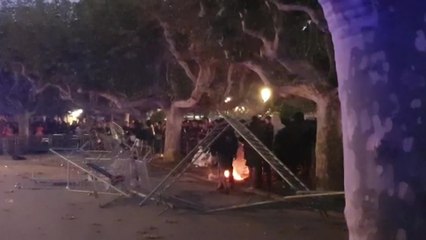 Queman una bandera española ante el Parlament