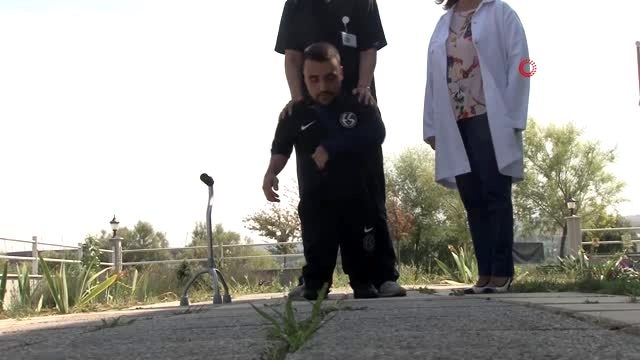 Cam kemik hastası genç 27 yıl sonra desteksiz olarak yürüyebiliyor