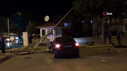 Isparta'da 2 otomobil çarpıştı, kaza sonrası savrulan bir araç aydınlatma direğini devirdi
