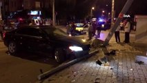 Isparta'da 2 otomobil çarpıştı, kaza sonrası savrulan bir araç aydınlatma direğini devirdi