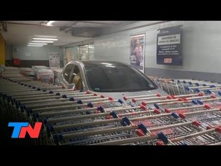 Estacionó mal en un supermercado de Temperley y los empleados le dieron una lección