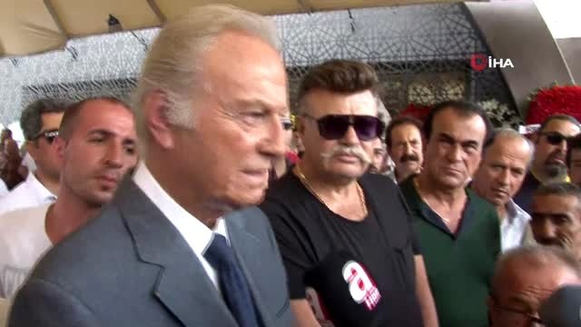 83 Yaşında hayatını kaybeden Süleyman Turan için Şakirin Camii'nde cenaze töreni düzenleniyor.