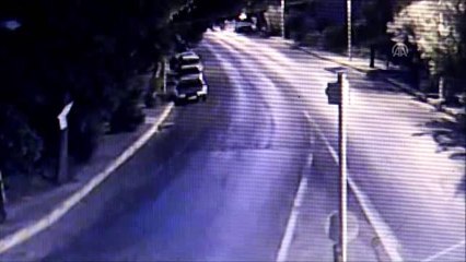 Araç kundaklama anı kameraya yansıdı