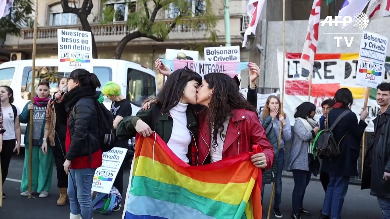 Manifestación en Argentina contra la censura en Brasil de beso gay en un cómic