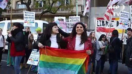 Manifestación en Argentina contra la censura en Brasil de beso gay en un cómic